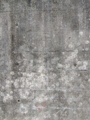 球の跡の付いている鉄道高架下の汚れた擁壁