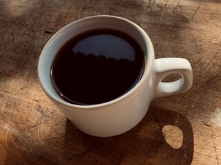 Xícara de Café Quente com Sombra Suave ao Redor, Criando um Efeito Visual Aconchegante e Elegante. Café em Xícara com Iluminação Natural e Sombra Delicada, Ideal para Momentos de Relaxamento. Bebida Q