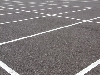 郊外の平日の量販店の駐車場風景