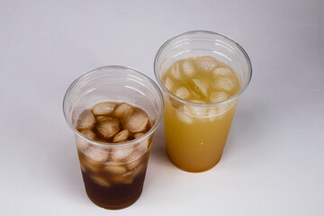 더운여름 얼음을 넣은 차거운 음료수 한잔. A cold drink with ice on a hot summer day