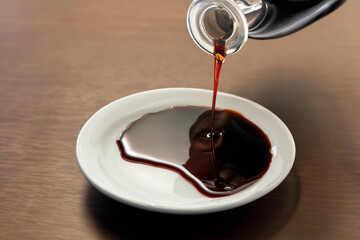 小皿にそそぐ醤油