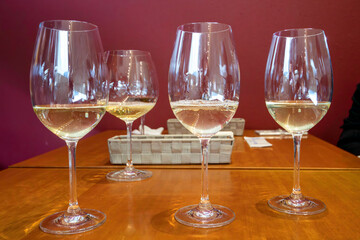 まずはスパークリングワインで乾杯。
松本市の有力な酒屋、おおつき酒店。
地元のワイン、日本酒を中心にハイクオリティなお酒を揃える。
この店舗は角打ち（スタンディングバー）が併設されていて、厳選されたワイン、日本酒を格安で楽しむことができる。

美しい長野の中核都市、松本市を歩く。

日本国長野県松本市 - 2021年11月6日。

