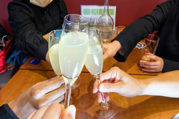 ポップなラベルが素敵な、オーストラリアの微発泡の白ワイン、Tuff nutt 2021を飲む。
松本市の有力な酒屋、おおつき酒店。
地元のワイン、日本酒を中心にハイクオリティなお酒を揃える。
この店舗は角打ち（スタンディングバー）が併設されていて、厳選されたワイン、日本酒を格安で楽しむことができる。
美しい長野の中核都市、宵の松本市を歩く。
日本国長野県松本市 - 2021年11月7日。
