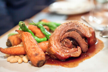 愛媛のイノシシの5時間ロースト、バルサミコのソース。

なわて通りにある、有力なビストロ「TROIS -rojiura-」。
豊富なワインと地元の食材を生かした絶品フレンチを味わえる。
店舗は松本市の伝統的な蔵造りの「なまこ壁（黒い壁面に白い漆喰の格子模様）」である。

美しい長野の中核都市、宵の松本市を歩く。

日本国長野県松本市 - 2021年11月6日。
