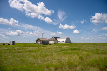 Obraz premium Abandoned community centre in the are of Garden Plain, north of Hanna, Alberta.