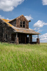 Obraz premium Abandoned farm house north of Hanna, Alberta.