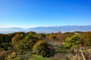 展望台から眺める美しい壮大な日本アルプス山脈の山並み。
眼下には真っ赤に色づく紅葉が広がる。
松本市郊外にある芥子坊主農村公園。
標高800mほどの芥子坊主山の山頂にあり、展望台からは松本市街地を含む安曇野の盆地、北アルプスの山脈の連なりが一望できる。
壮大なパノラマである。
美しい長野の中核都市、松本市を歩く。
日本国長野県松本市 - 2021年11月7日。
