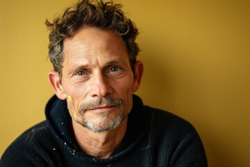 Obraz premium Portrait of a senior man with a beard on a yellow background