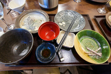 綺麗に完食しました。  松本市内の有名和食店、「しき（糦）」。 開店前から順番待ちの行列ができる人気店である。 圧倒的な地酒（地元の長野県で作られる日本酒）の品揃えと、長野の山の幸と日本海から取り寄せる海の幸を活かした、絶品の定食が味わえる。 美しい長野の中核都市、松本市を歩く。 日本国長野県松本市 - 2021年11月7日。  © d3_plus