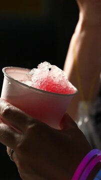 日本の夏祭りのイメージに使いやすい　夜のお祭りのイメージ　浴衣の女性とかき氷と　スロー縦動画