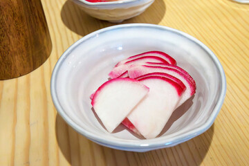 美しい赤カブのお漬物。

松本市内の有名日本酒バー「信州地酒専門店 The Sake Pub」。
圧倒的な地酒（地元の長野県で作られる日本酒）の品揃えと、長野の山の幸と日本海から取り寄せる海の幸を活かした、絶品のおつまみが味わえる。

美しい長野の中核都市、松本市を歩く。
日本国長野県松本市 - 2021年11月7日。
