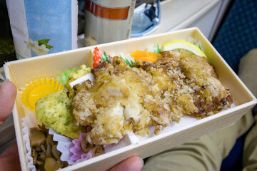 長野名物の山賊焼き弁当（鶏のニンニク風味の唐揚げ）。

美しい長野の中核都市、松本市を歩く。
日本国長野県松本市 - 2021年11月7日。
