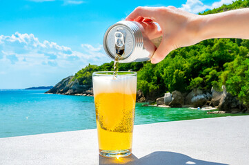 ビーチで飲む缶ビール