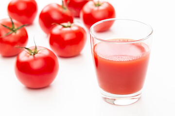 白背景にトマトジュース
