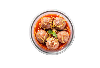 흰 배경에 미트볼과 계란으로 만든 요리. 탑뷰.