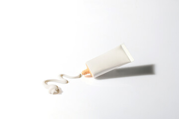 튜브에 담긴 화장품을 짜고 있다.