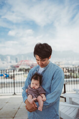 屋上でお父さんに抱っこされる赤ちゃん