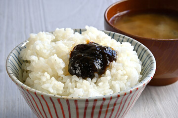 白米にのせた海苔の佃煮