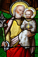 Saint Joseph holding child Jesus. Saint Joseph tenant l'enfant J&eacute;sus.