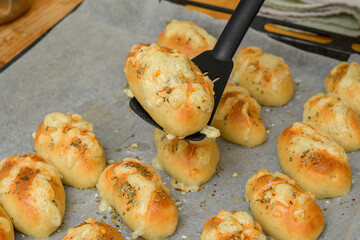 Domowe drożdżowe bułeczki z serem żółtym, przekąska na imprezę 