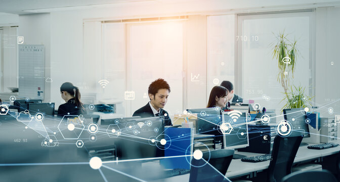 オフィスで仕事をするビジネスパーソンと通信ネットワーク