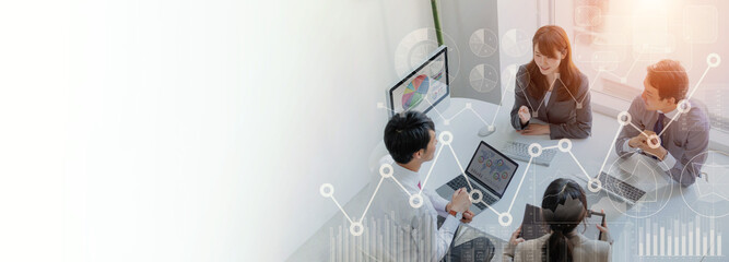 会議するビジネスパーソンと統計データ