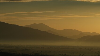 Blurred photos, many mountain views crisscrossing the golden evening sky.