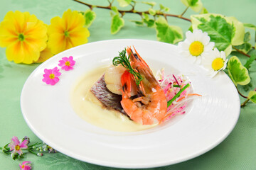 フレンチの魚料理　海老と帆立と鯛のクリームソース