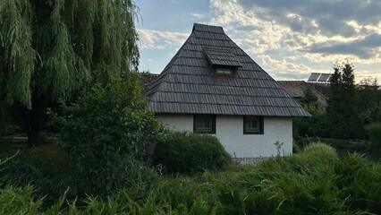 Charming Lakeside Cottage: A Serene Escape