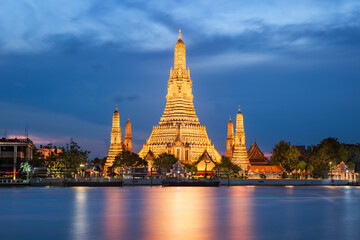 Fototapeta premium The majestic Wat Arun, the temple of dawn, taken at the blue hour over Chao Phraya riverside in Bangkok, Thailand