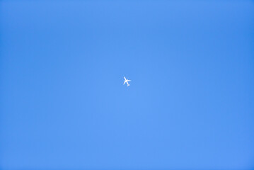 見上げた空に飛行機