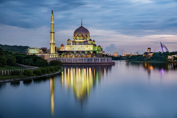 Obraz premium The majestic Putra Mosque taken after the sunset in Putrajaya, Malaysia. This important landmark is also known as The Pink Mosque