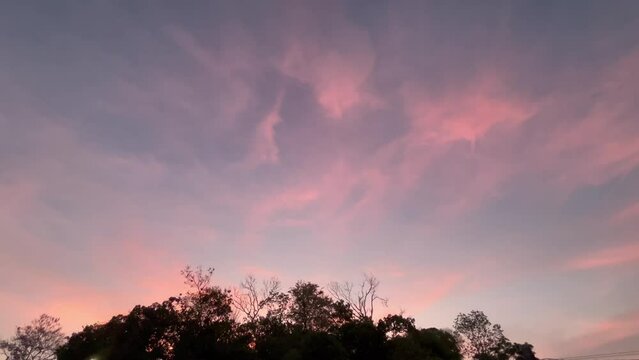 Atardecer rosita con nubes