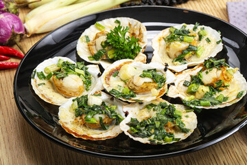 Grilled scallops with green onion