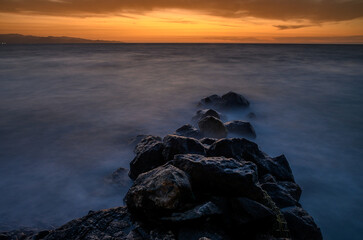 Obraz premium sunset on the shore of the Mediterranean sea. milky water