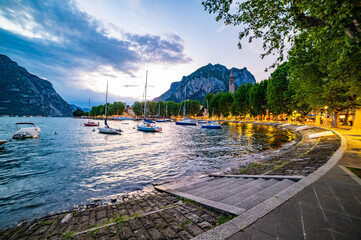 Obraz premium The lakefront of Lecco, photographed in the evening.