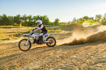 Obraz premium Motocross Rider in Action on a Dirt Track | Rider motocrossowy w akcji na torze MX