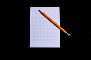 Ein Bleistift liegt auf einem Notizblock mit Platz für Notizen. 