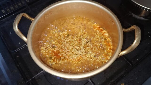 한국 음식 라면 끓이기