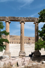 Obraz premium Panoramica de las columnas de la plaza ovalada en la antigua ciudad romana de Gerasa o Jarash, Jordania.