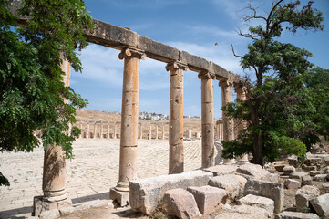 Panoramica de las columnas de la plaza ovalada en la antigua ciudad romana de Gerasa o Jarash, Jordania.