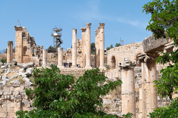 Fototapeta premium Columnas corintias del santuario de Zeus en la antigua ciudad romana de Gerasa o Jarash, Jordania.
