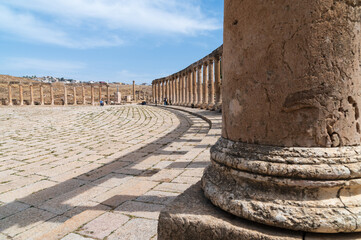 Panoramica de las columnas de la plaza ovalada en la antigua ciudad romana de Gerasa o Jarash, Jordania.
