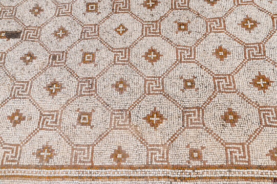 Antiguo mosaico bizantino con esvasticas y cruces en una iglesia antigua de la ciudad romana de Gerasa o Jerash, Jordania.