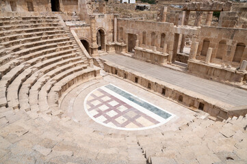 Panoramica del teatro norte en la antigua ciudad romana de Gerasa o Jarash, Jordania.