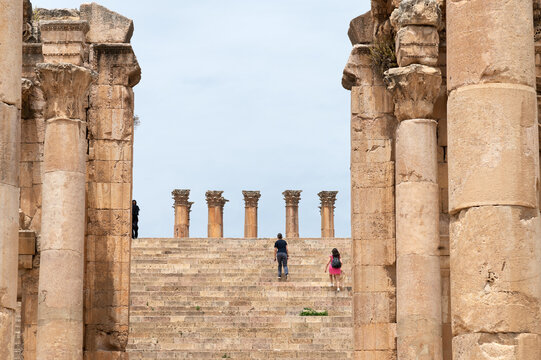 Vista de los propileos occidentales y la escalinata en la antigua ciudad romana de Gerasa o Jerash, Jordania.