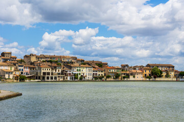 Fototapeta premium Centre-ville ancien de Castelnaudary vue depuis les berges du grand bassin (Canal du Midi)