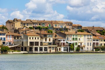 Obraz premium Centre-ville ancien de Castelnaudary vue depuis les berges du grand bassin (Canal du Midi)