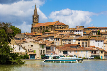 Centre-ville ancien de Castelnaudary dominé par le Collégiale Saint-Michel depuis les berges du grand bassin (Canal du Midi)