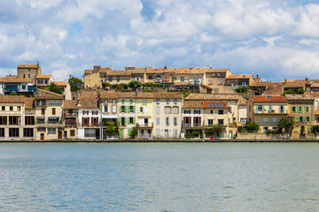 Obraz premium Centre-ville ancien de Castelnaudary vue depuis les berges du grand bassin (Canal du Midi)